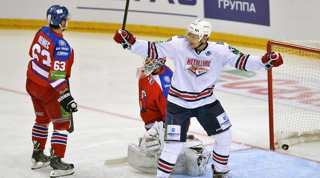 Hokejista Magnitogorsku Denis Platonov (vpravo) se raduje z gólu svého spoluhráče Jaroslava Chabarova (mimo záběr), přihlížejí (zleva) Ondřej Němec a brankář Petri Vehanen ze Lva.