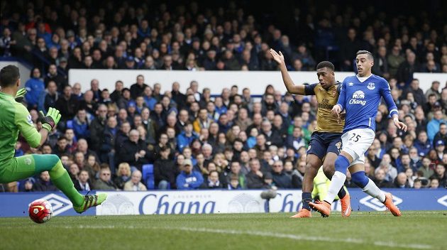 Alex Iwobi (druhý zprava) předběhl Ramiho Moriho z Evertonu a dal svůj první gól v dresu Arsenalu.