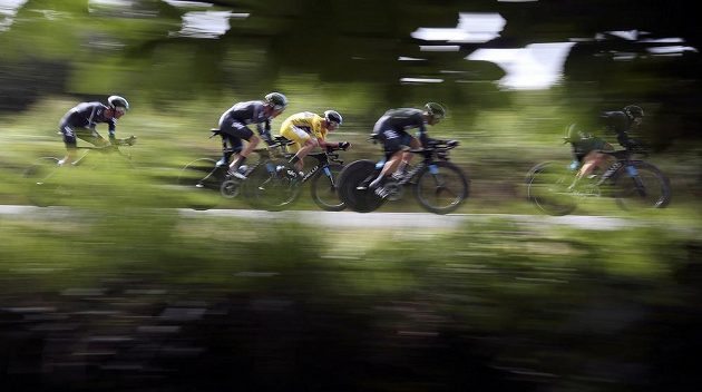 Jezdci týmu Sky při časovce družstev na Tour de France. Ve žlutém se řítí lídr závodu Chris Froome. Konkurence na britský tým útočila marně.