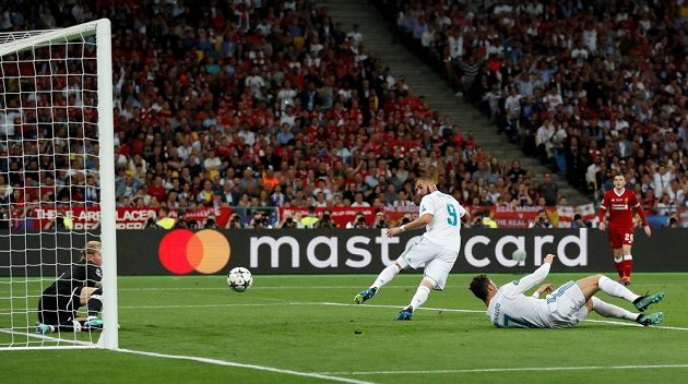 Karim Benzema z Realu střílí gól ve finále Ligy mistrů, který ale kvůli ofsajdu neplatil.