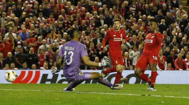 Fotbalista Liverpoolu Daniel Sturridge dává druhý gól v odvetě proti Villarrealu.