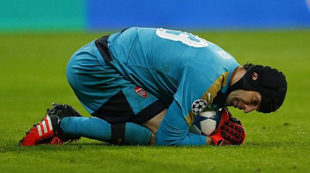Brankář Arsenalu Petr Čech v akci během utkání Ligy mistrů na hřišti Bayernu Mnichov.