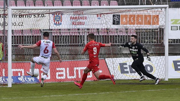 Zleva Martin Toml z Pardubic dává gól, Daniel Fila z Brna a brankář Brna Martin Berkovec
