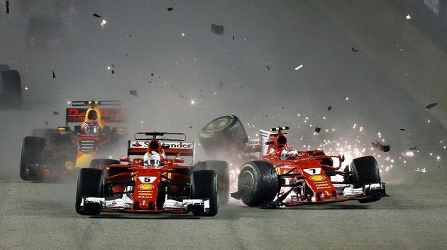 Hrozivý start F1 při Velké ceny Singapuru. Závod byl na několik minut přerušen.
