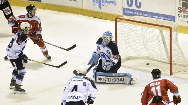 Brankář Plzně Miroslav Svoboda inkasuje druhou branku na ledě HC Olomouc v utkání 16. kola extraligy.