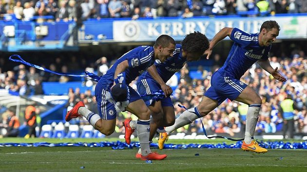 Fotbalisté Chelsea Eden Hazard, Willian a Branislav Ivanovič rozjíždějí oslavy mistrovského titulu.