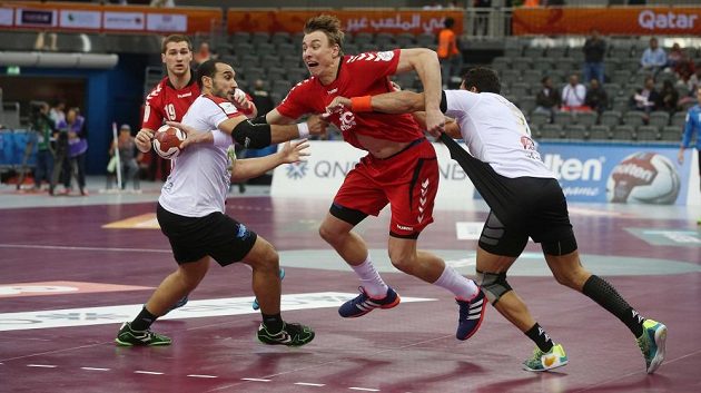 Český házenkář Filip Jícha se probíjí egyptskou obranou v utkání MS.
