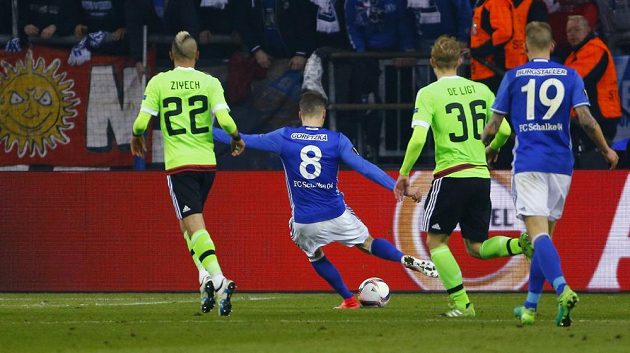Leon Goretzka ze Schalke skóruje proti Ajaxu v odvetě čtvrtfinále Evropské ligy.