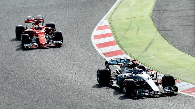 Sebastian Vettel s vozem Ferrari (vlevo) v závěsu za Valtteri Bottasem s mercedesem.