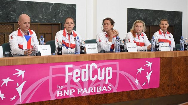 Český tým na losování. Zleva nehrající kapitán Petr Pála a tenistky Karolína Plíšková, Barbora Strýcová, Kateřina Siniaková a Lucie Šafářová.
