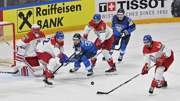 Zleva brankář Šimon Hrubec, Andrej Šustr, David Musil a Matěj Stránský z ČR a Teemu Turunen a Niko Ojamäki (vpravo) z Finska.