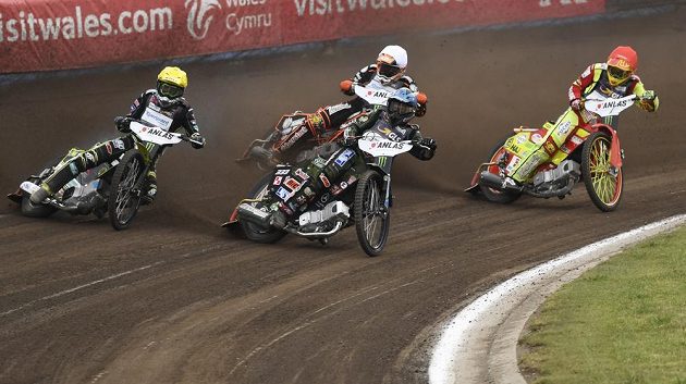 Martin Vaculík ze Slovenska, Zdeněk Holub z ČR, Janusz Kolodziej z Polska a Václav Milík z ČR v akci během plochodrážní Grand Prix České republiky.