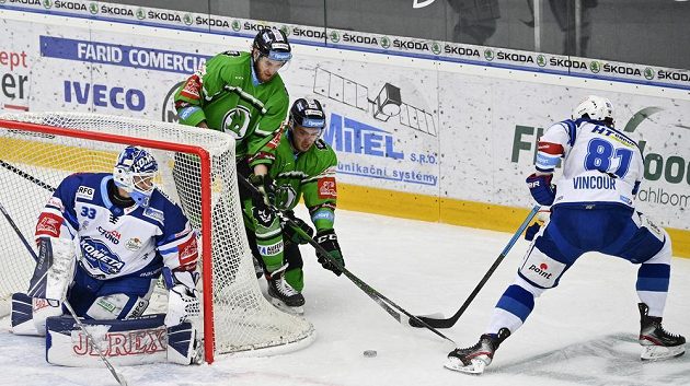 Zleva brankář Brna Lukáš Klimeš, Jakub Kotala z Mladé Boleslavi, Radim Zohorna z Mladé Boleslavi a Tomáš Vincour z Brna.