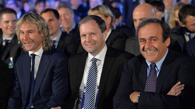 Zleva bývalý reprezentační záložník Pavel Nedvěd, ministr školství Marcel Chládek a prezident UEFA Michel Platini během čtvrtečního losování fotbalového ME 2015 hráčů do 21 let.