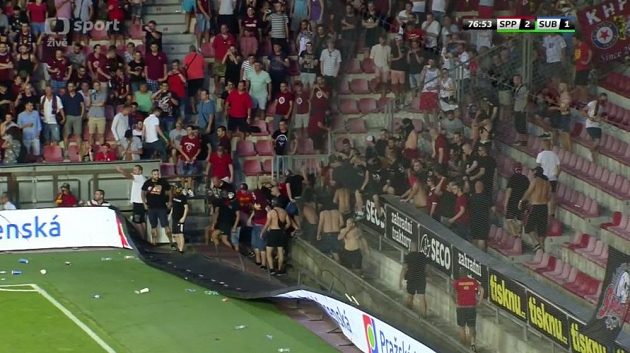 Fanoušci z kotle Sparty během odvety se Suboticí prolomili bariéru a vnikli na hrací plochu.