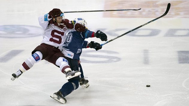 Jan Piskáček ze Sparty (vlevo) a Jakub Lev z Plzně v souboji v úvodním semifinále extraligy