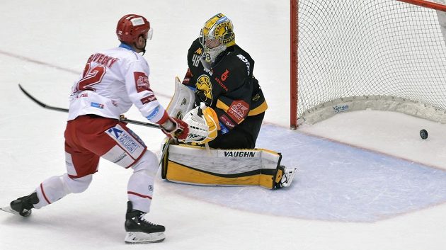 Vladimír Dravecký střílí druhou branku Třince.