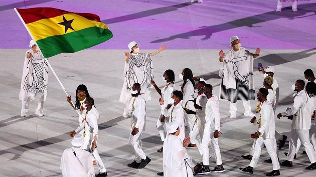 Ghanská výprava nastupuje na Olympijský stadion během zahajovacího ceremoniálu LOH 2021 v Tokiu.