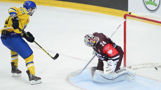 Útočník Storhamaru Christian Larrivee střílí vítězný gól v zápase Ligy mistrů proti Spartě.
