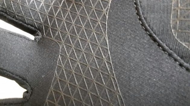 Detail dlaně, kde je silikonový potisk s mřížkováním pro lepší přilnavost.