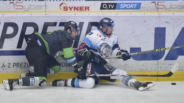 Lukáš Krenželok (vpravo) z Liberce a Oldrich Kotvan z Mladé Boleslavi v akci během čtvrtfinále play off.