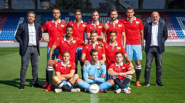 Současný tým fotbalové Viktorie Plzeň ve speciálních výročních dresech, ve kterých odehraje duel s Českými Budějovicemi.