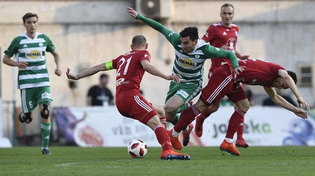 Zleva Michal Vepřek z Olomouce, Rudolf Reiter z Bohemians a Lukáš Kalvach z Olomouce v souboji o míč během čtvrtfinále MOL Cupu.