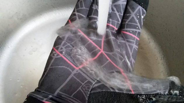 Rukavice Reebok, které se vyznačují technologii Play Warm. Testem pod tekoucí vodou prošly, ale palec byl po chvíli mokrý, protože je z jiného materiálu.