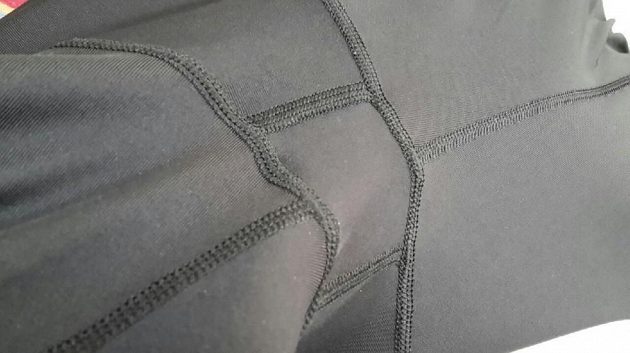 Under Armour - kompresní legíny Under Armour - detail rozkroku.