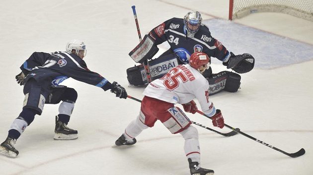 Třinecký hokejista Tomáš Marcinko dává první gól plzeňskému brankáři Dominiku Frodlovi.