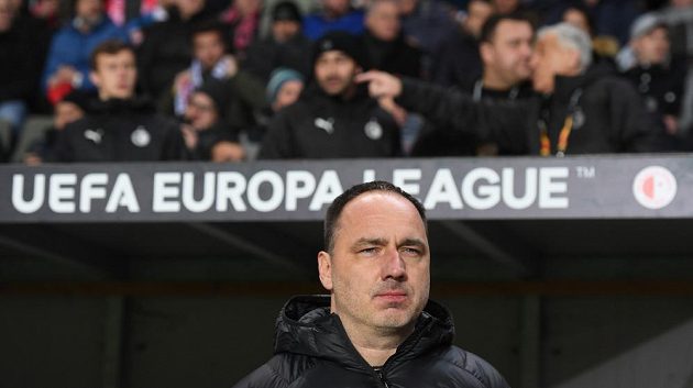 Trenér Slavie Jindřich Trpišovský pozorně sleduje dění na hřišti