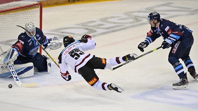 Tomáš Šmerha ze Sparty padá po faulu Ondřeje Vitáska z Liberce. Vlevo brankář Liberce Petr Kváča.