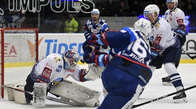 Brankář hokejového Kladna Denis Godla a Lukáš Kucsera z Komety (zády).