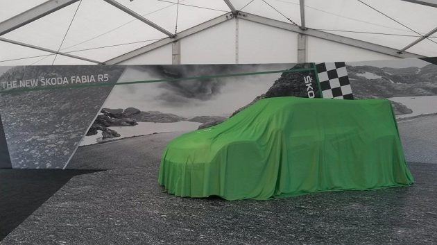 Škoda Fabia R5 pár vteřin před světovou premiérou v Bělé pod Bezdězem.
