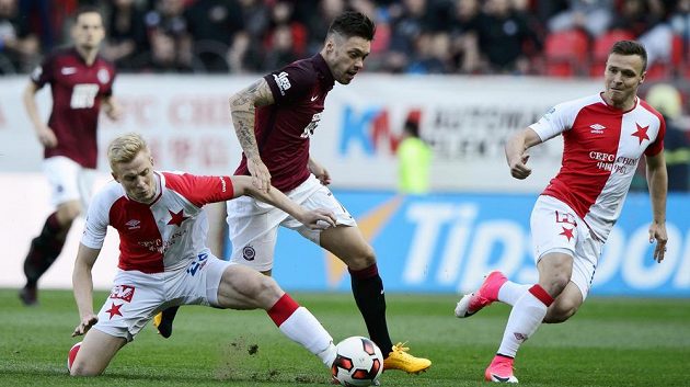 Zleva Michal Frydrych ze Slavie, Václav Kadlec ze Sparty a Stanislav Tecl ze Slavie.