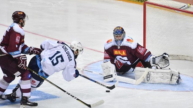 Chomutovský Roman Chlouba padá před brankářem Sparty Jánem Lacem po faulu Tomáš Pavelky.