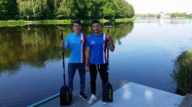 Bratři Martin (vlevo) a Petr Fuksovi u své domácí loděnice v Nymburce.