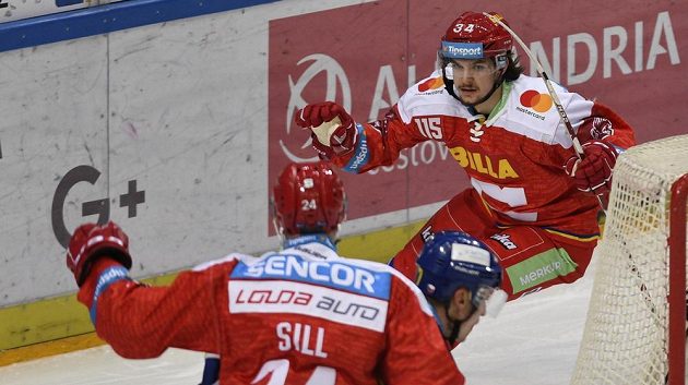 Kevin Klima oslavuje premiérový gól v dresu Sparty. Vlevo je jeho spoluhráč Zach Sill.