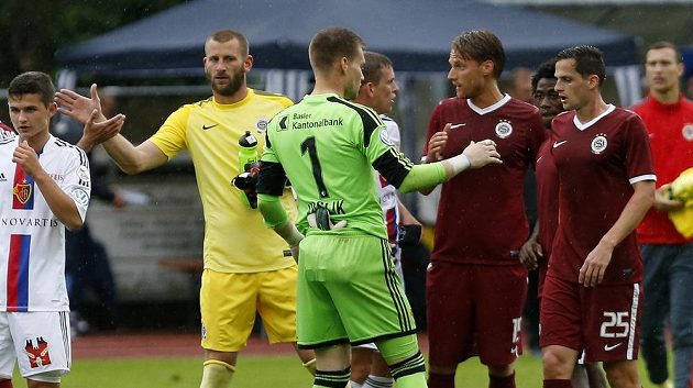 Tomáš Vaclík (zády) předal po přestupu do Basileje sparťanské brankářské žezlo Davidu Bičíkovi.