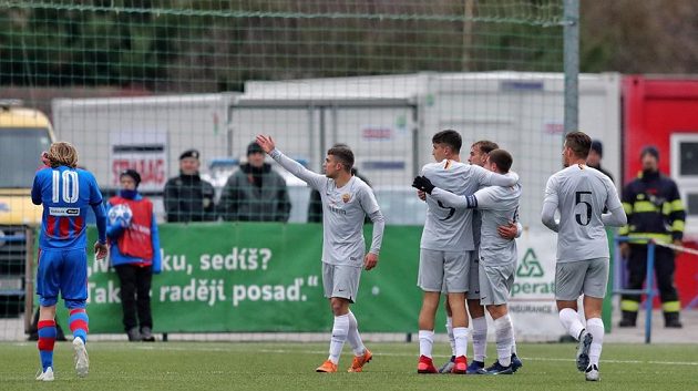 Mladí fotbalisté Říma se radují ze čtvrté trefy v zápase Youth League.