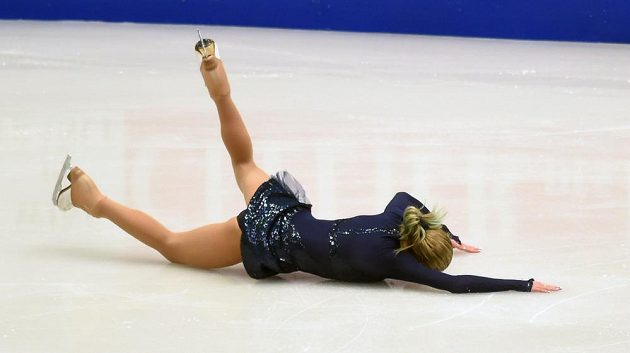 Pád české krasobruslařky Michaely Lucie Hanzlíkové při volné jízdě na ME v Ostravě.