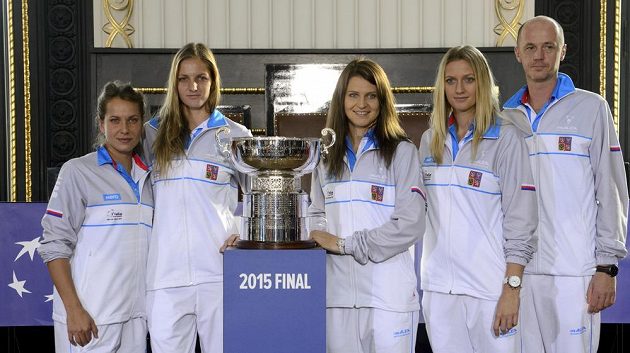 Český tým zleva Barbora Strýcová, Karolína Plíšková, Lucie Šafářová, Petra Kvitová a kapitán Petr Pála.