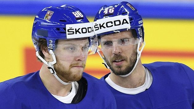 Útočníci David Pastrňák (vlevo) a David Krejčí při dopoledním tréninku české hokejové reprezentace před večerním zápasem s Ruskem na mistrovství světa v Kodani.
