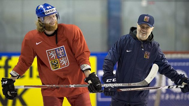 Jakub Voráček (zleva) a asistent trenéra Jiří Kalous na středečním tréninku v Paříži.