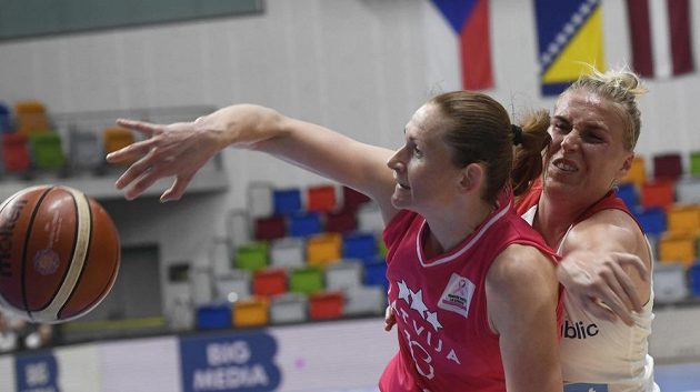 Aija Brumermaneová z Lotyšska a Kamila Štěpánová z ČR během přípravného turnaje basketbalistek.