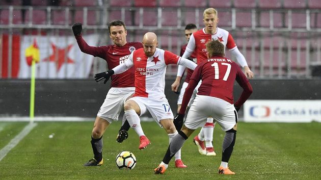 Miroslav Stoch ze Slavie si kryje balón před dotírajícím duem David Lafata, Martin Frýdek.