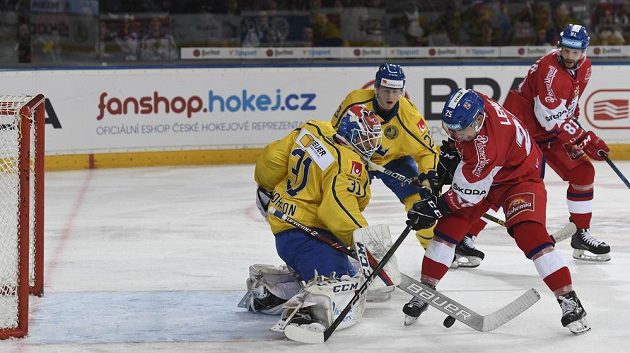 Švédský brankář Lars Johansson likviduje šanci českého útočníka Radana Lence. V pozadí přihlížejí Jesper Sellgren a Tomáš Vincour.