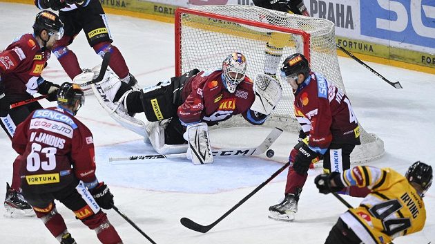 Aaron Irving z Litvínova (vpravo) střílí gól na 1:1. Zleva Martin Jandus, brankář Alexander Salák a David Vitouch ze Sparty.