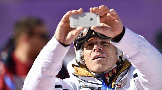 Zpěvák a skladatel Janek Ledecký, otec české reprezentantky Ester Ledecké, pečlivě olympijský závod v obřím slalomu dokumentoval.