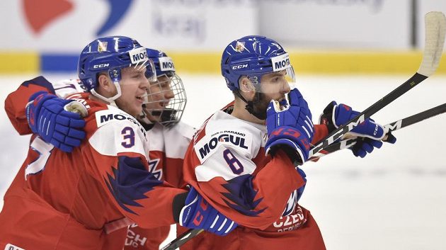 Čeští hokejisté se radují z vyrovnávacího gólu na 1:1 proti USA, vpravo je střelec Libor Zábranský.